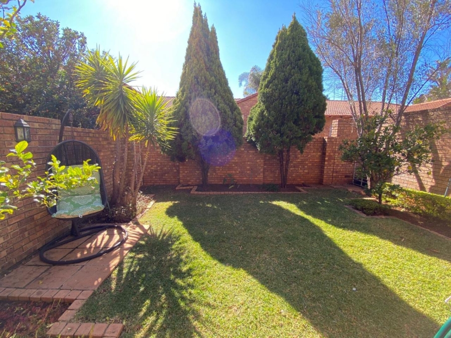 4 Bedroom Property for Sale in Die Hoewes Gauteng