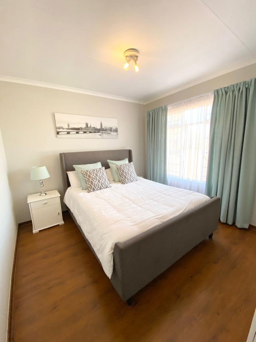 4 Bedroom Property for Sale in Die Hoewes Gauteng