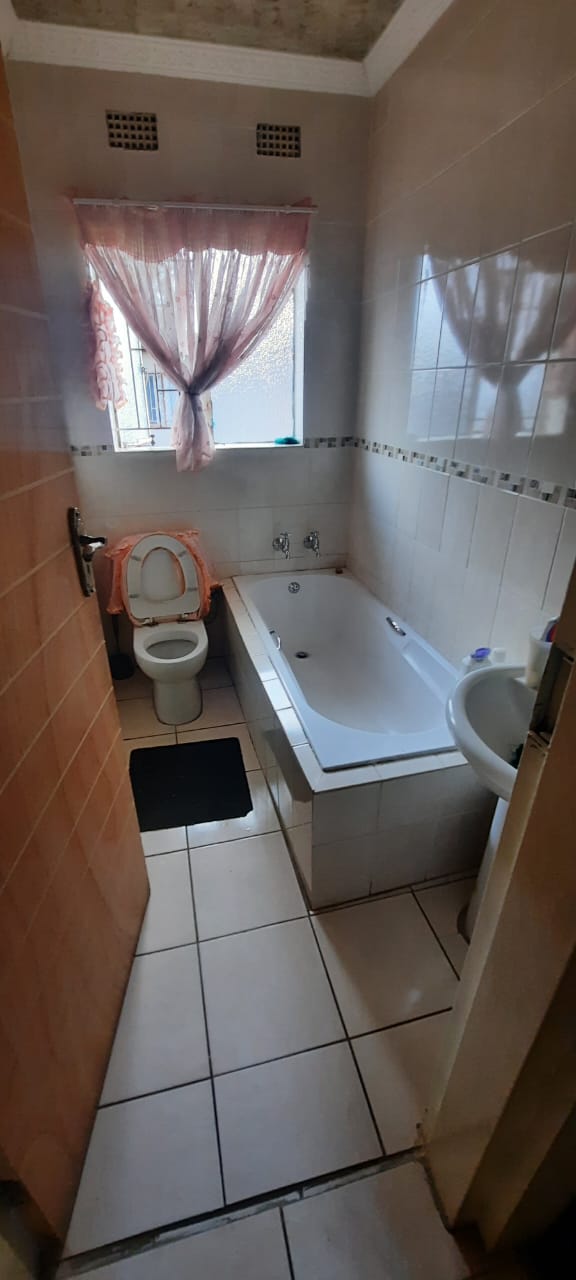 4 Bedroom Property for Sale in Crystal Park Gauteng