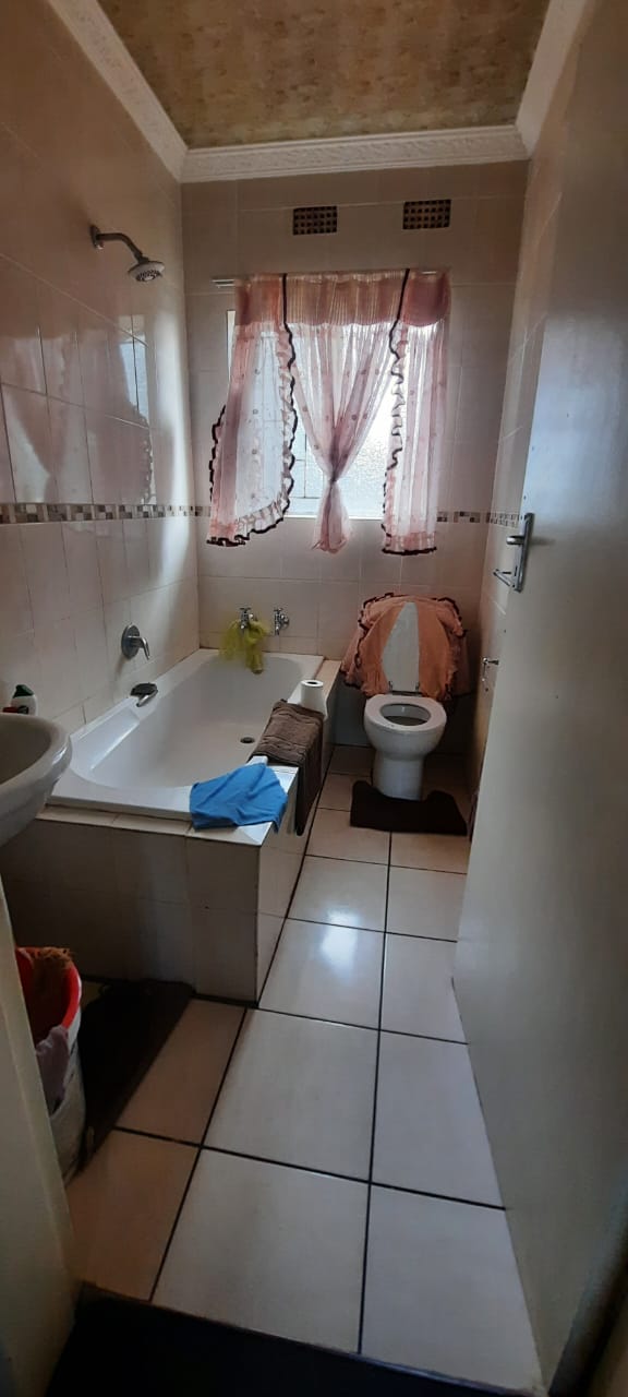 4 Bedroom Property for Sale in Crystal Park Gauteng