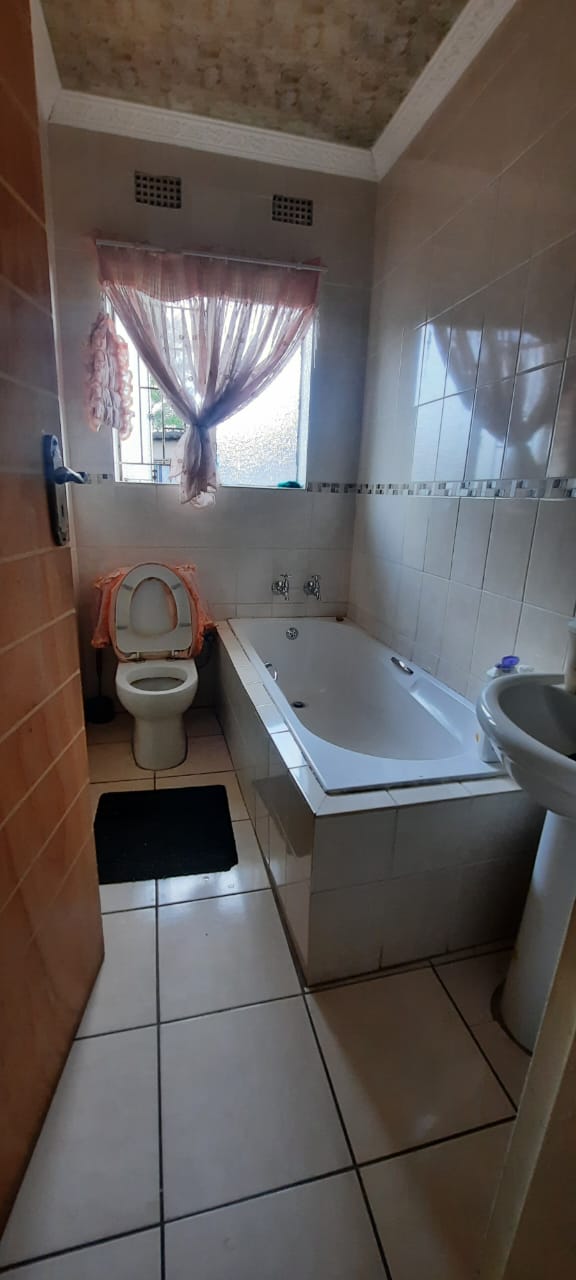 4 Bedroom Property for Sale in Crystal Park Gauteng