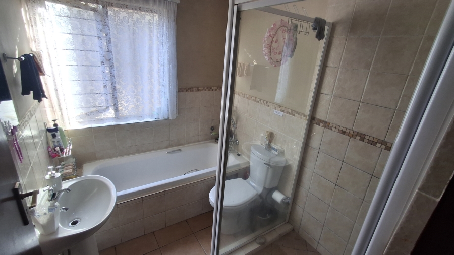 2 Bedroom Property for Sale in Montana Tuine Gauteng