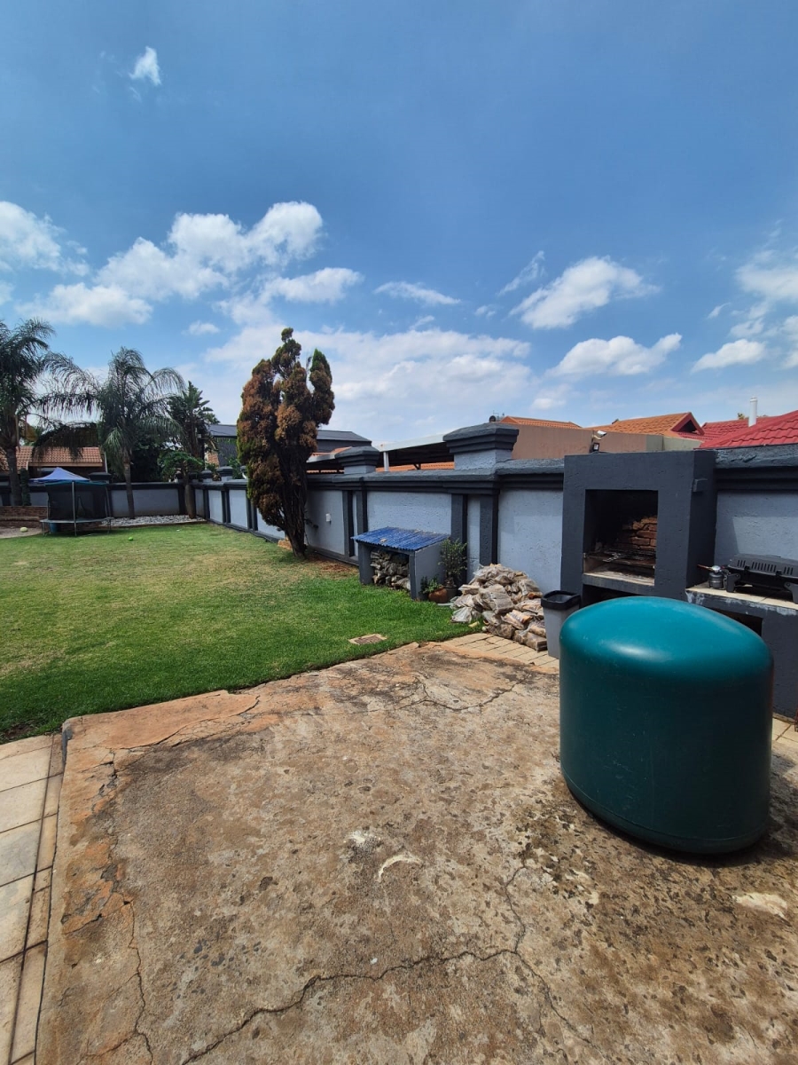 To Let 6 Bedroom Property for Rent in Montana Park Gauteng