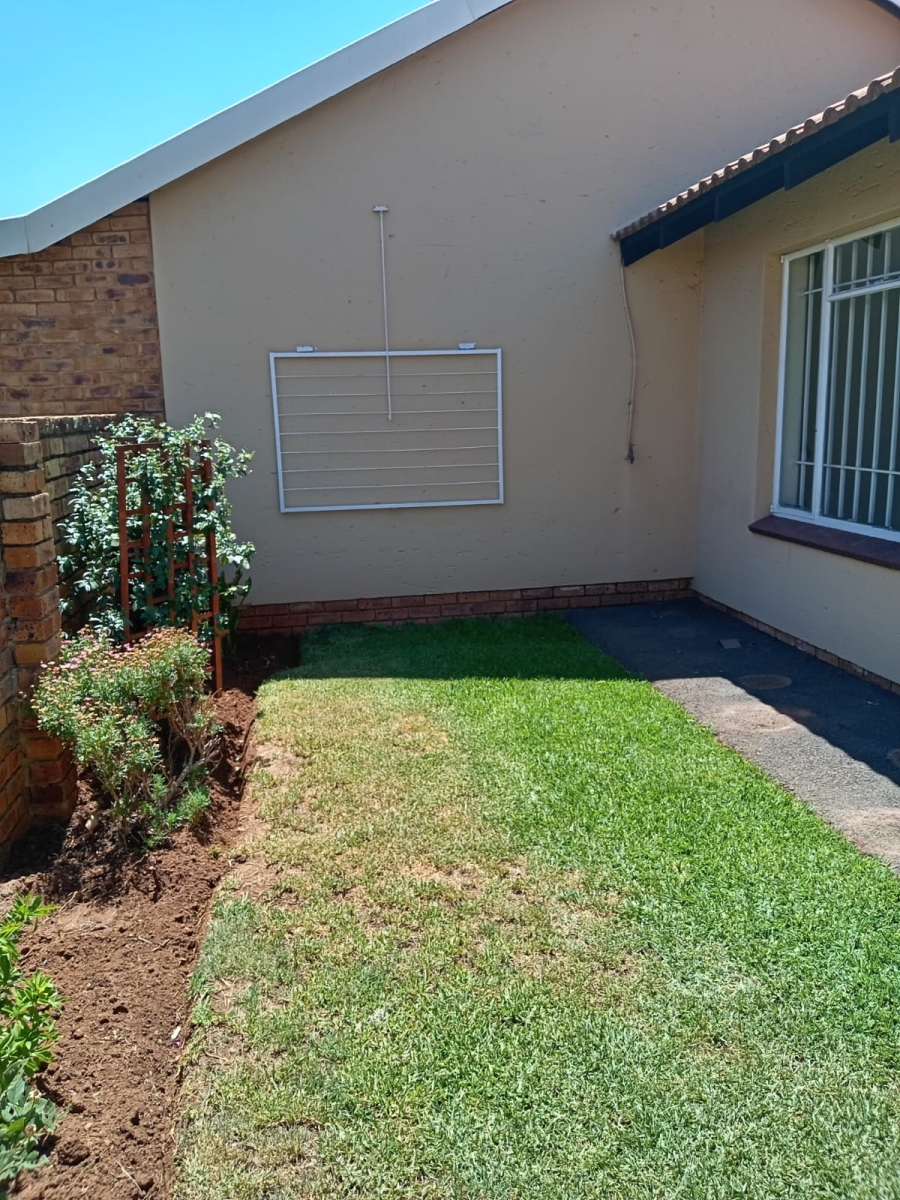 To Let 2 Bedroom Property for Rent in Bonaero Park Gauteng