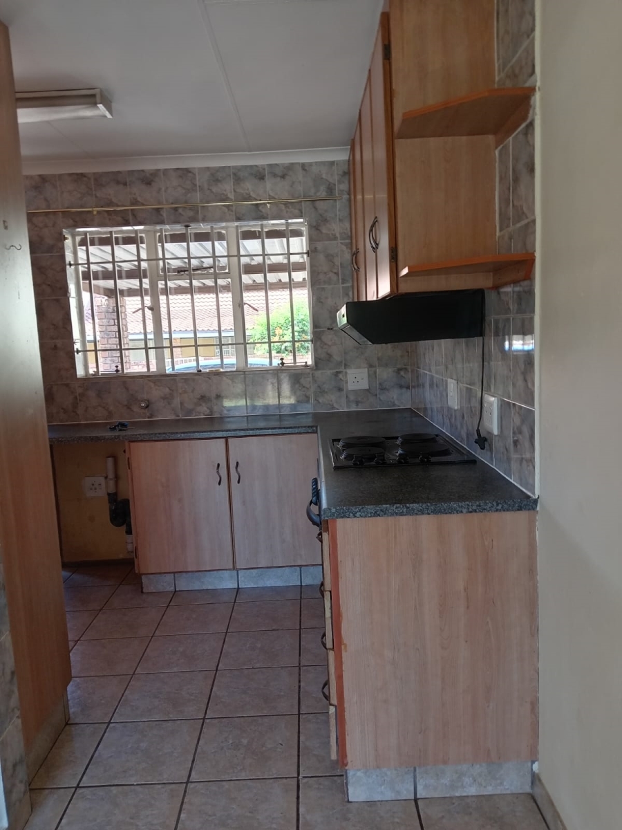 To Let 2 Bedroom Property for Rent in Bonaero Park Gauteng