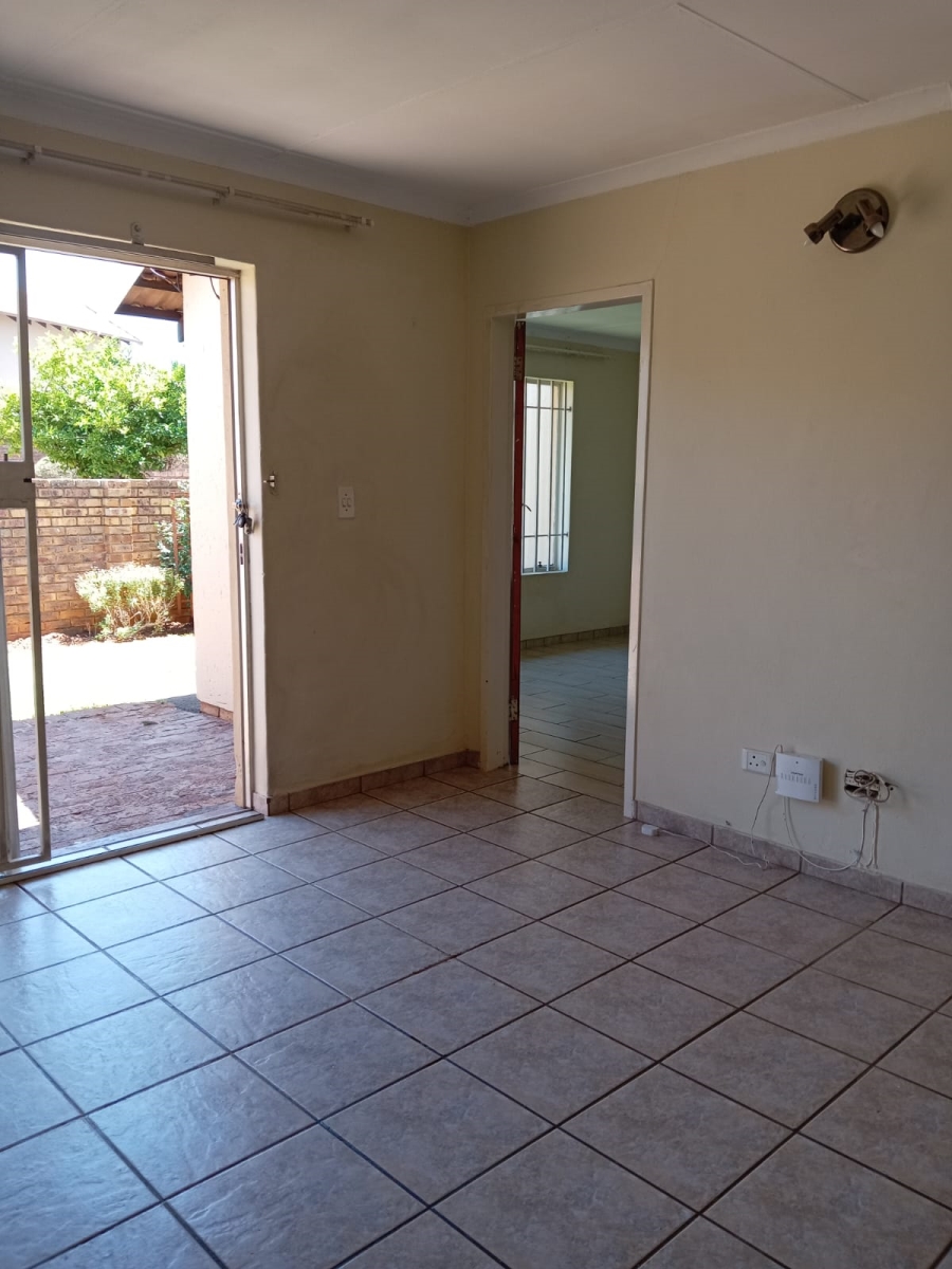 To Let 2 Bedroom Property for Rent in Bonaero Park Gauteng