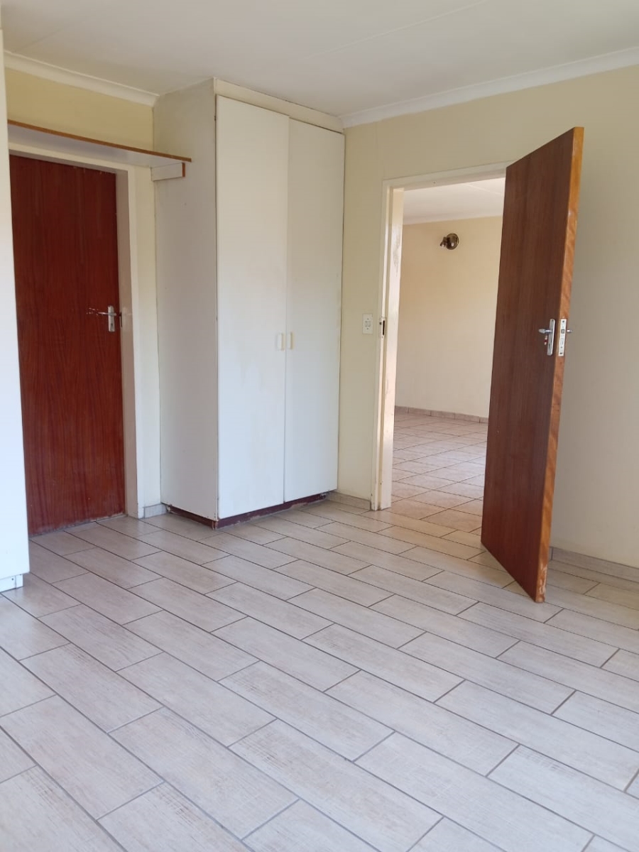 To Let 2 Bedroom Property for Rent in Bonaero Park Gauteng