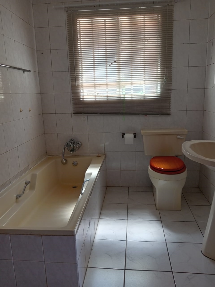 To Let 2 Bedroom Property for Rent in Bonaero Park Gauteng