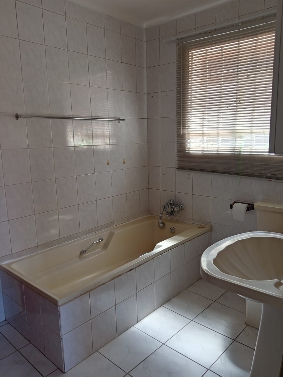 To Let 2 Bedroom Property for Rent in Bonaero Park Gauteng