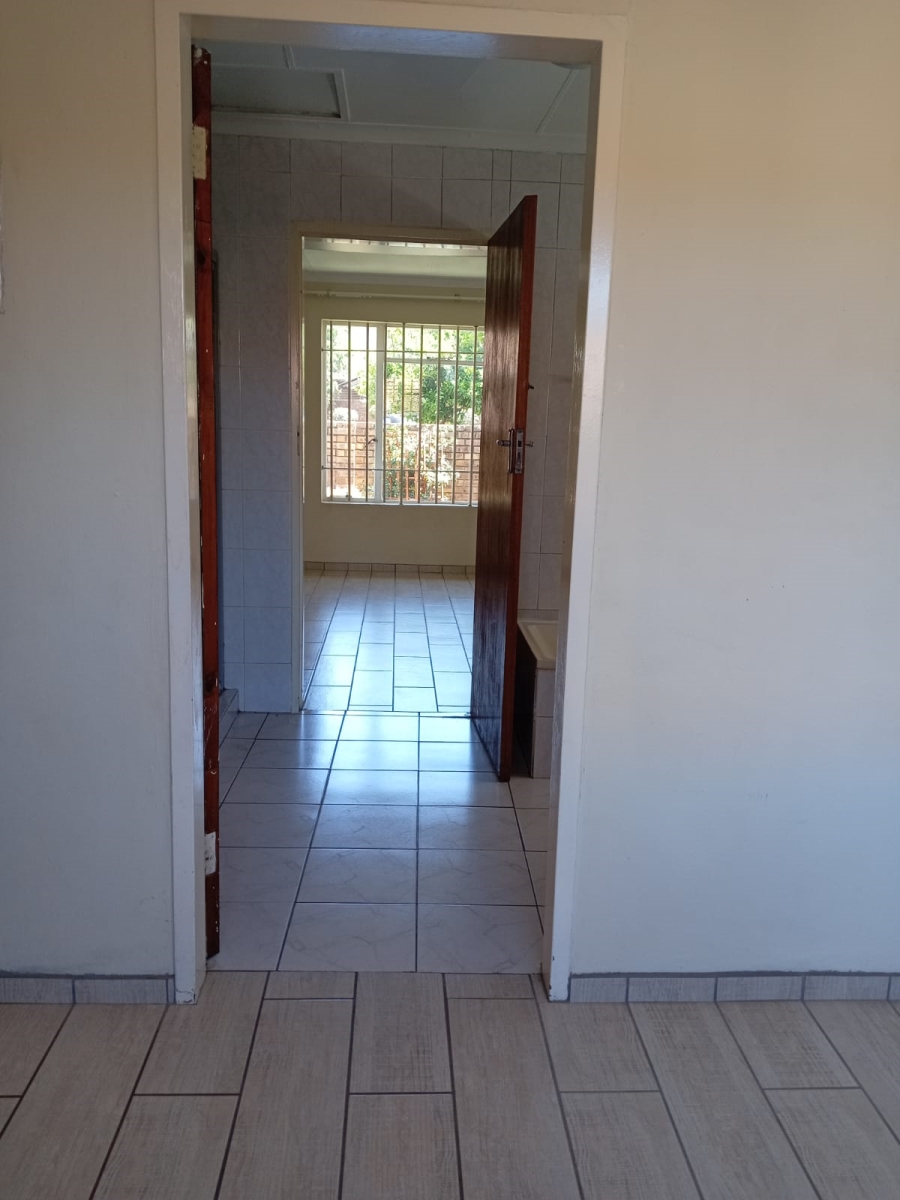 To Let 2 Bedroom Property for Rent in Bonaero Park Gauteng