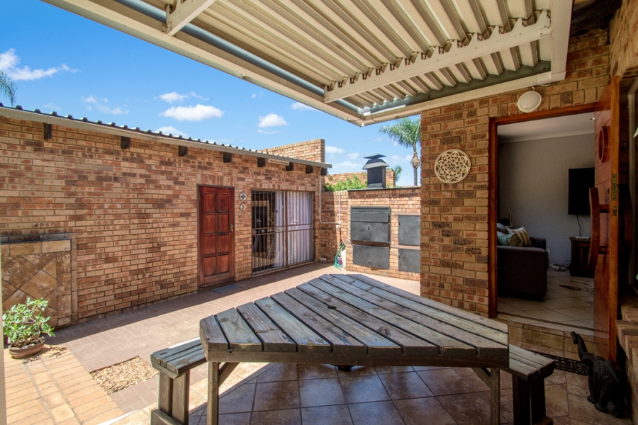 3 Bedroom Property for Sale in Little Falls Gauteng