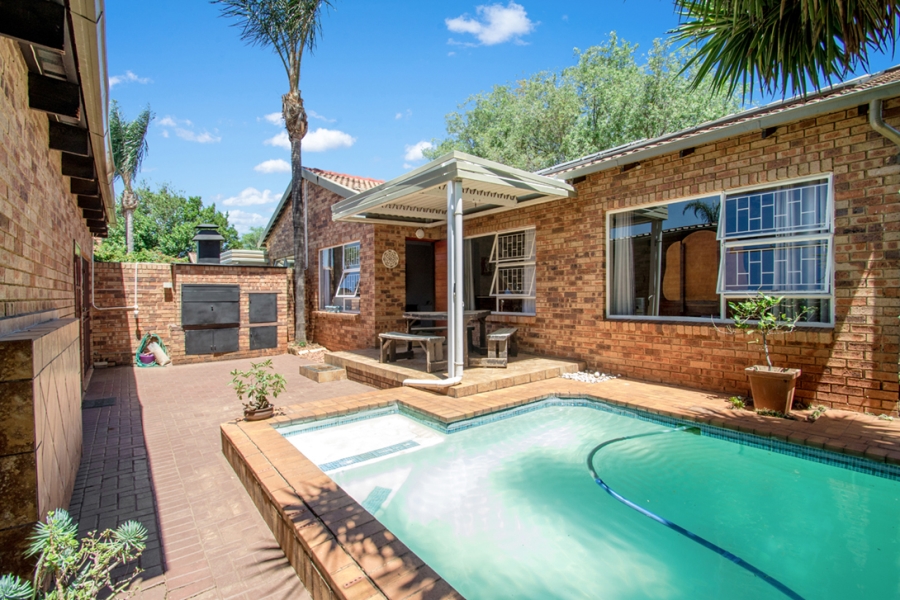 3 Bedroom Property for Sale in Little Falls Gauteng