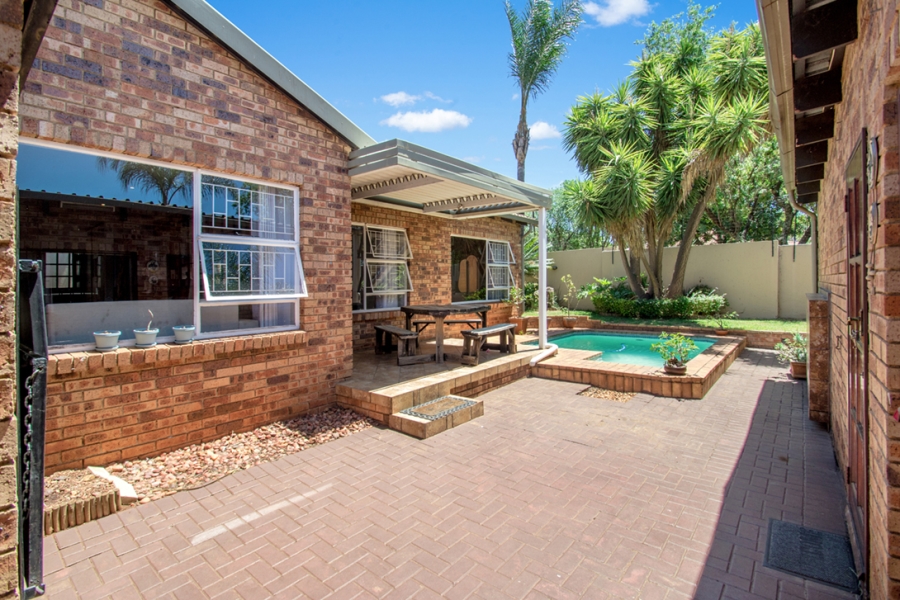 3 Bedroom Property for Sale in Little Falls Gauteng