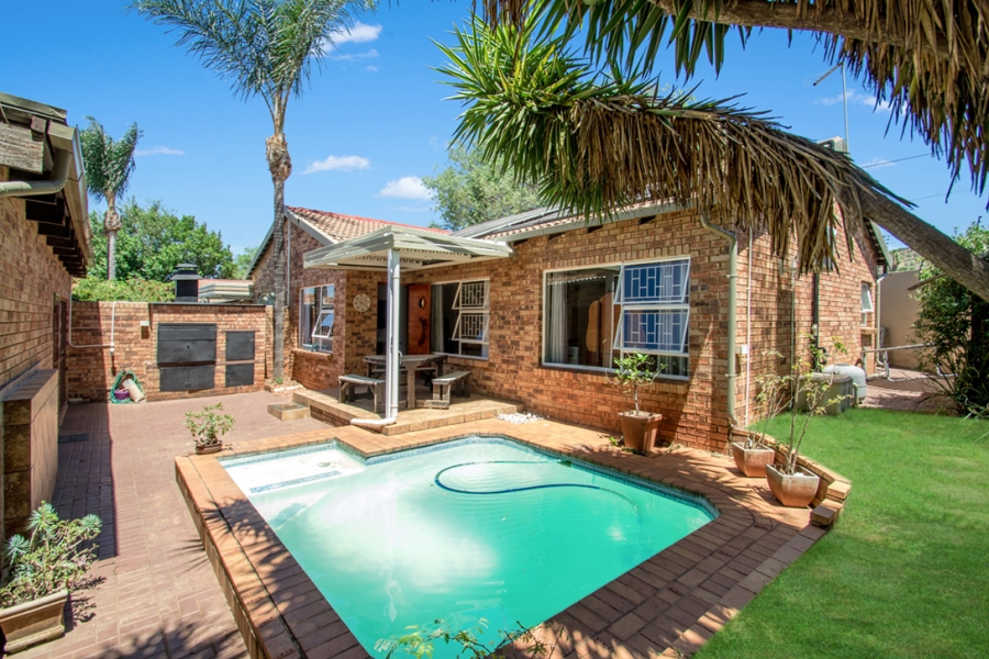 3 Bedroom Property for Sale in Little Falls Gauteng