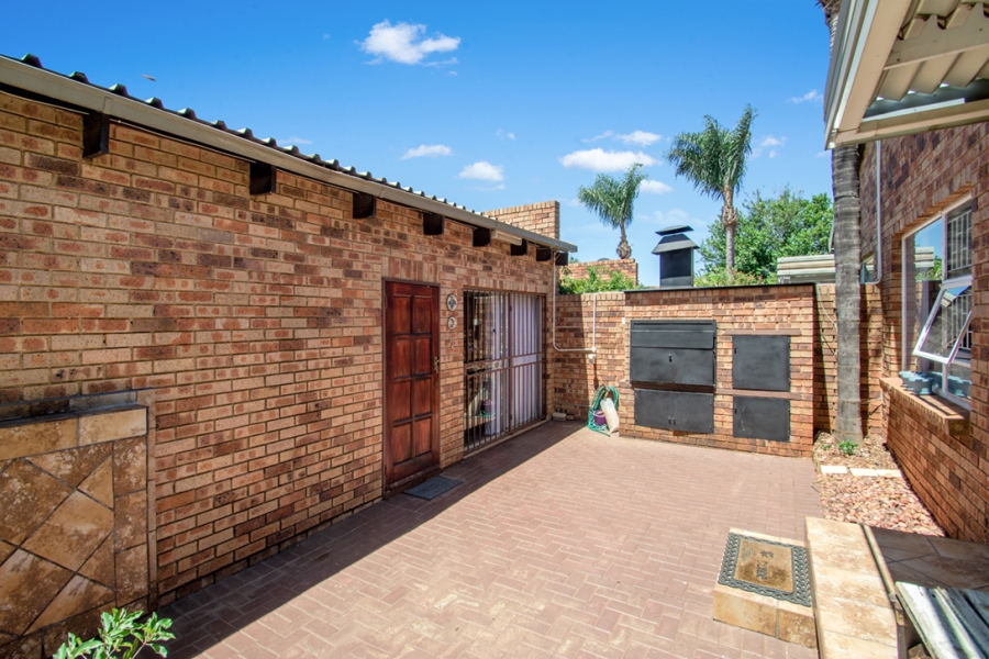 3 Bedroom Property for Sale in Little Falls Gauteng