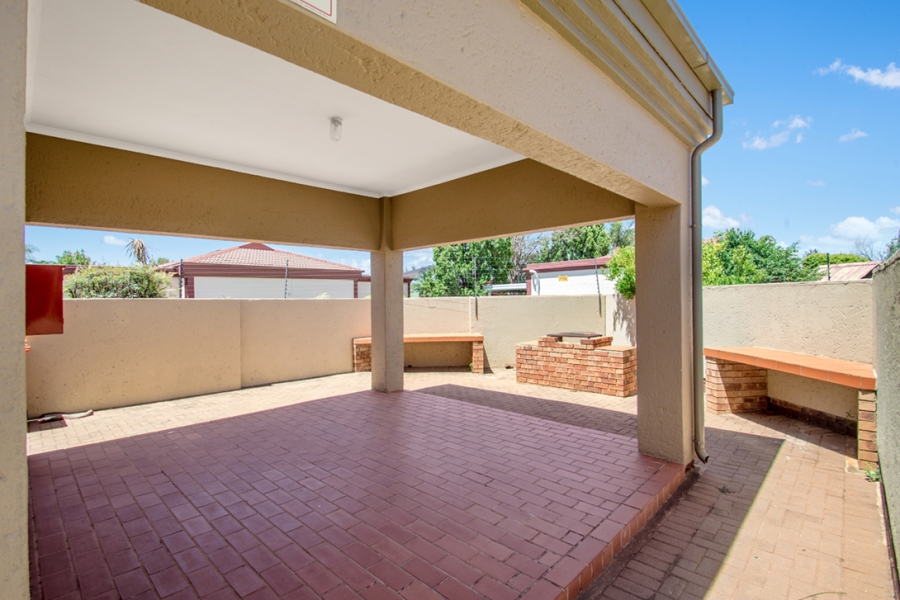 3 Bedroom Property for Sale in Little Falls Gauteng