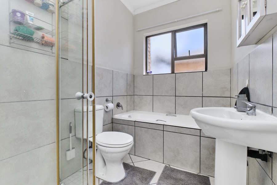 2 Bedroom Property for Sale in Helderkruin Gauteng