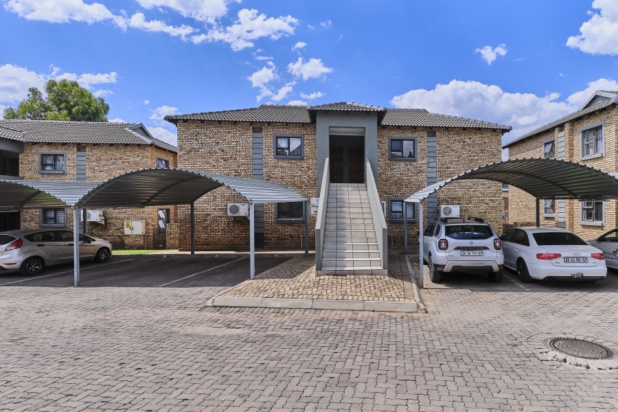 2 Bedroom Property for Sale in Helderkruin Gauteng