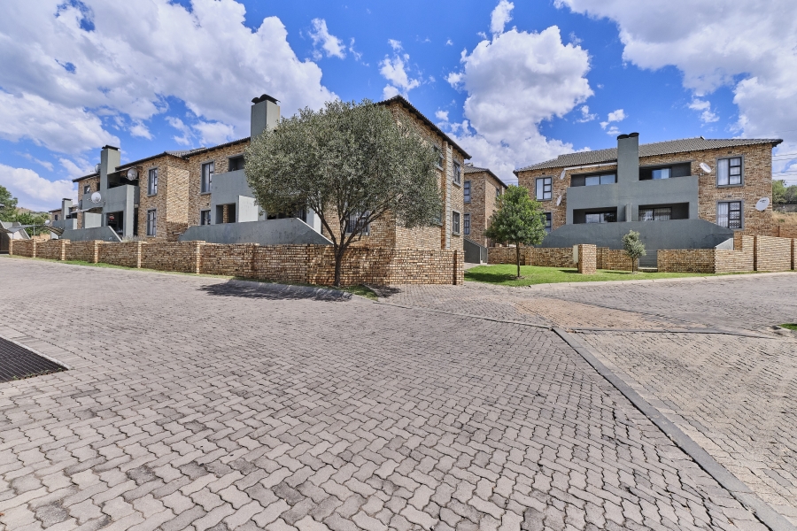 2 Bedroom Property for Sale in Helderkruin Gauteng