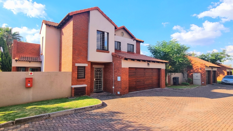 To Let 3 Bedroom Property for Rent in Crescent Wood Country Estate Gauteng