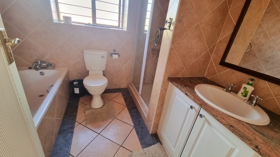 To Let 3 Bedroom Property for Rent in Crescent Wood Country Estate Gauteng