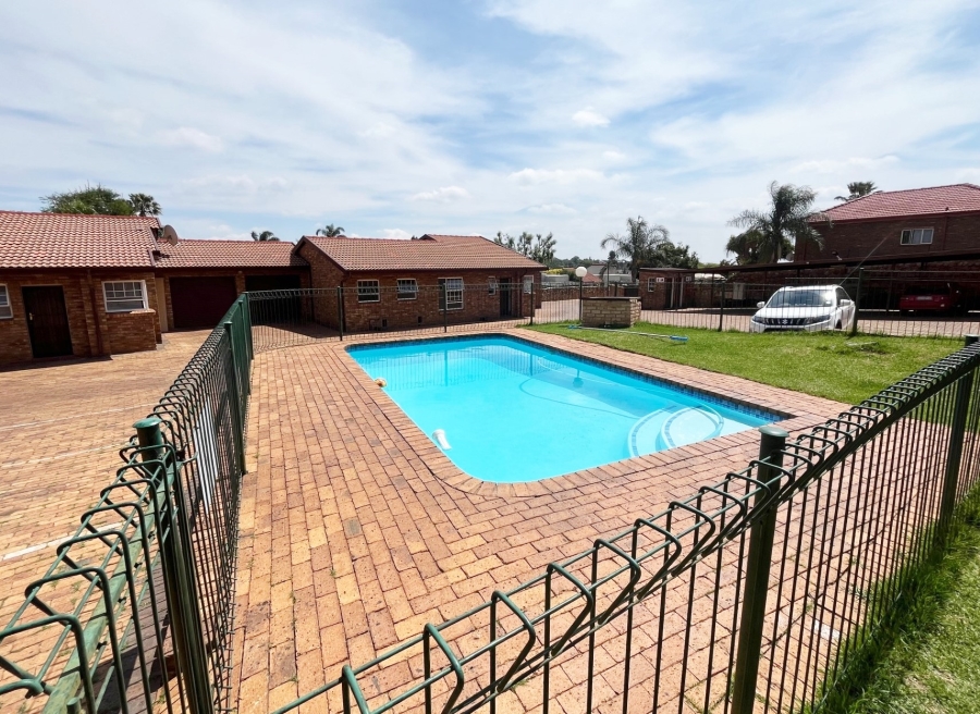 To Let 2 Bedroom Property for Rent in Bergbron Gauteng