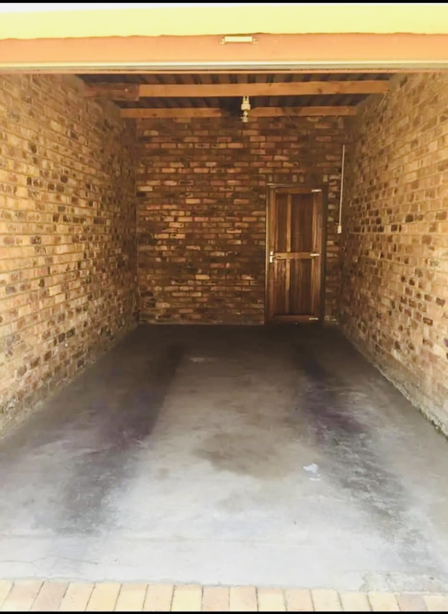 2 Bedroom Property for Sale in Buccleuch Gauteng