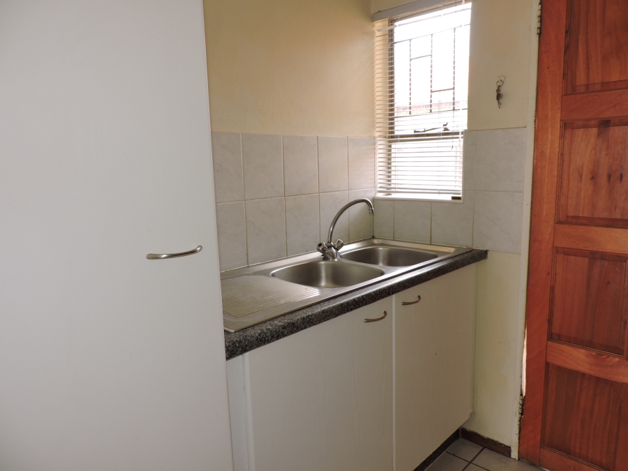 To Let 2 Bedroom Property for Rent in Little Falls Gauteng