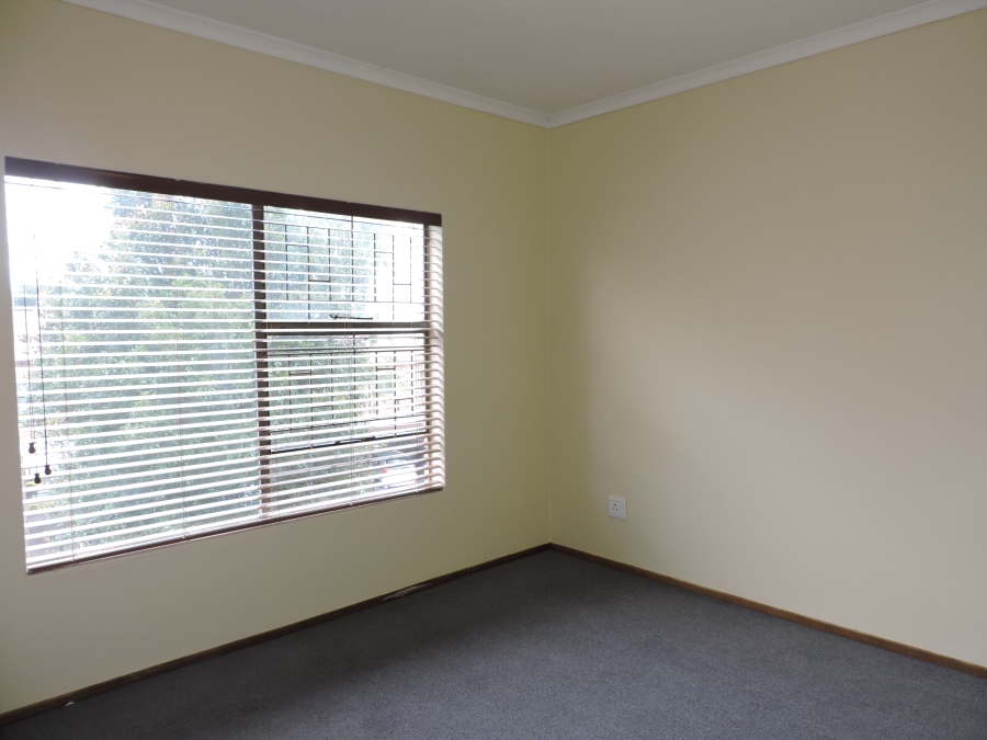 To Let 2 Bedroom Property for Rent in Little Falls Gauteng