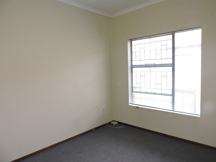 To Let 2 Bedroom Property for Rent in Little Falls Gauteng