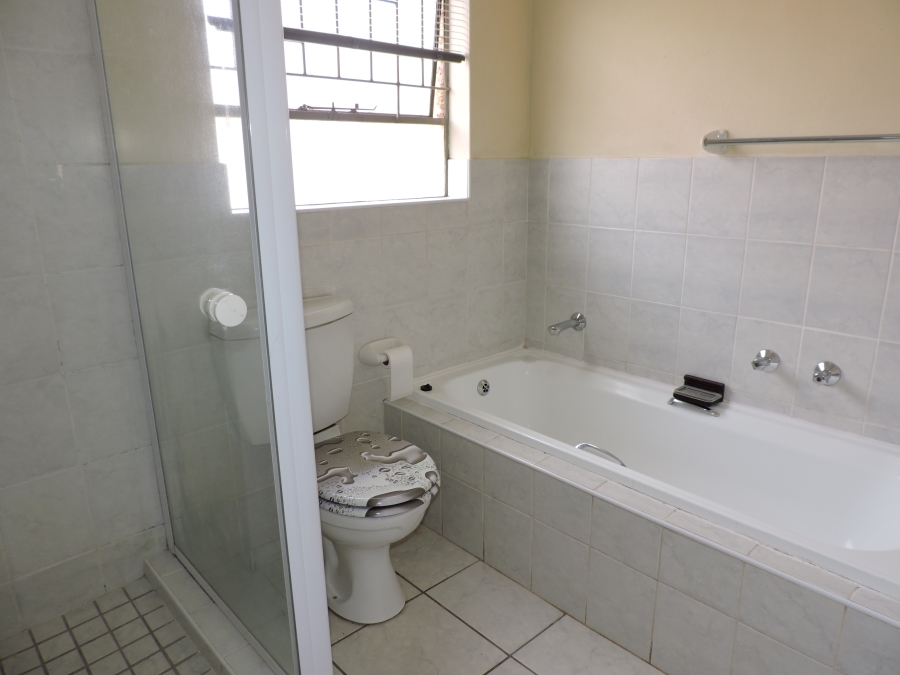 To Let 2 Bedroom Property for Rent in Little Falls Gauteng