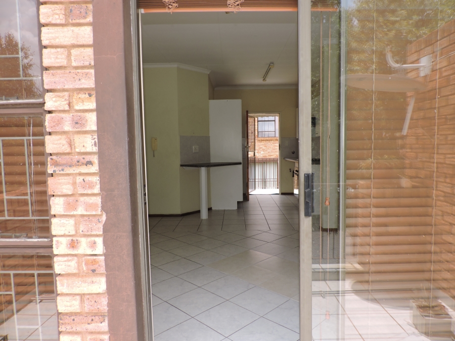 To Let 2 Bedroom Property for Rent in Little Falls Gauteng