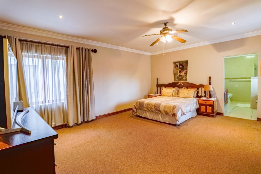 5 Bedroom Property for Sale in Silver Lakes Golf Estate Gauteng