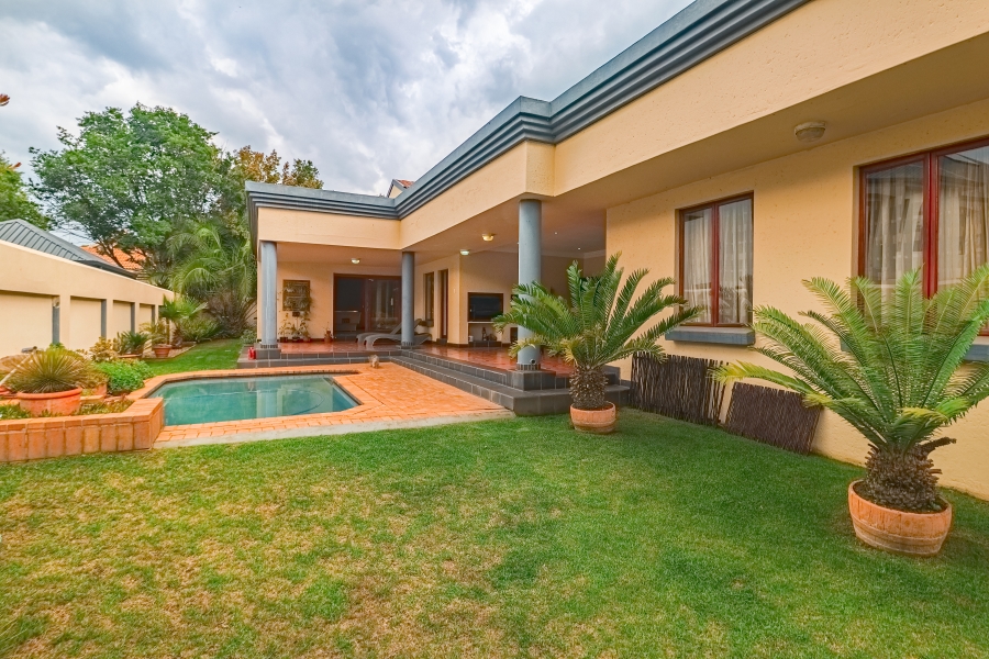 5 Bedroom Property for Sale in Silver Lakes Golf Estate Gauteng