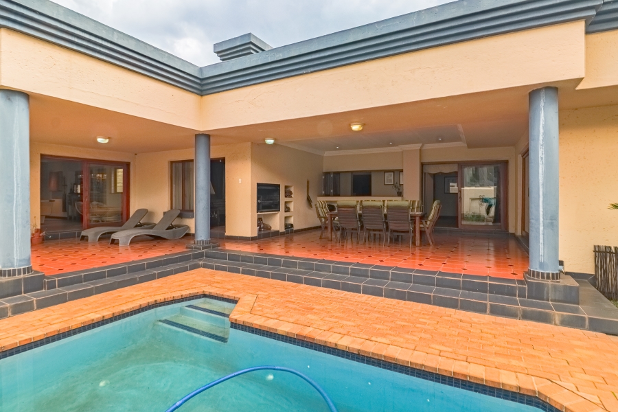 5 Bedroom Property for Sale in Silver Lakes Golf Estate Gauteng