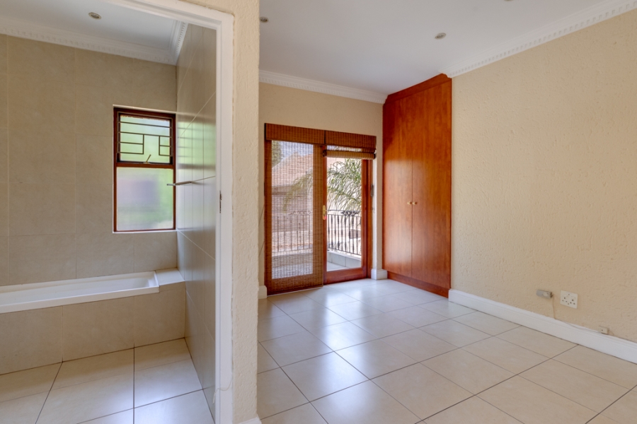 To Let 4 Bedroom Property for Rent in Benmore Gardens Gauteng