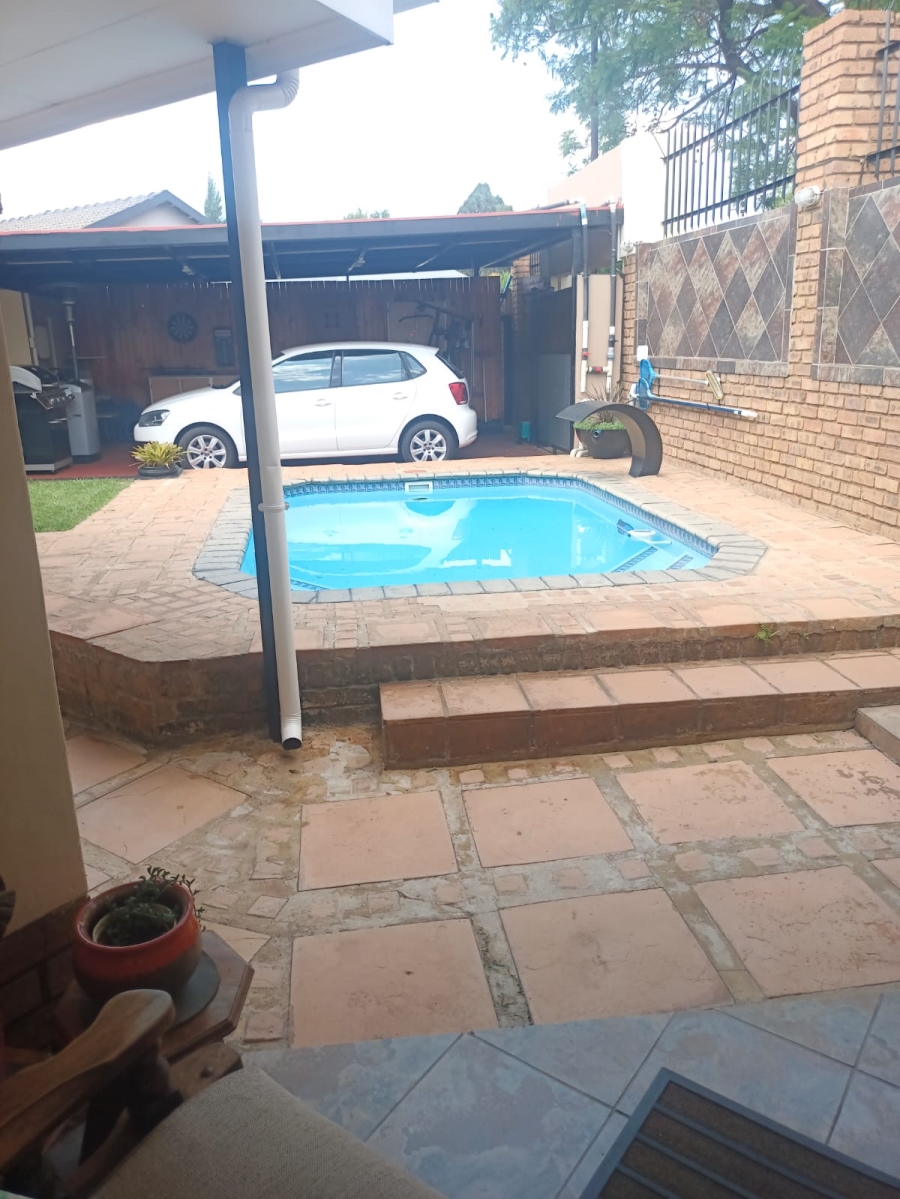 9 Bedroom Property for Sale in Rietfontein Gauteng