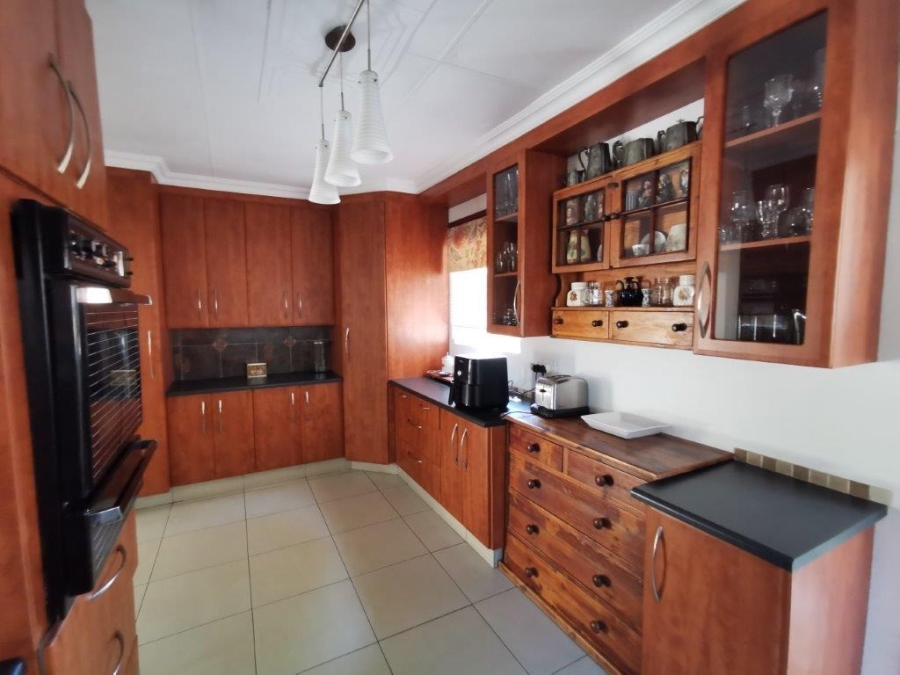 6 Bedroom Property for Sale in Brackenhurst Gauteng