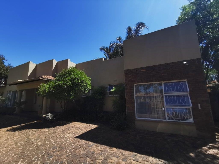 6 Bedroom Property for Sale in Brackenhurst Gauteng