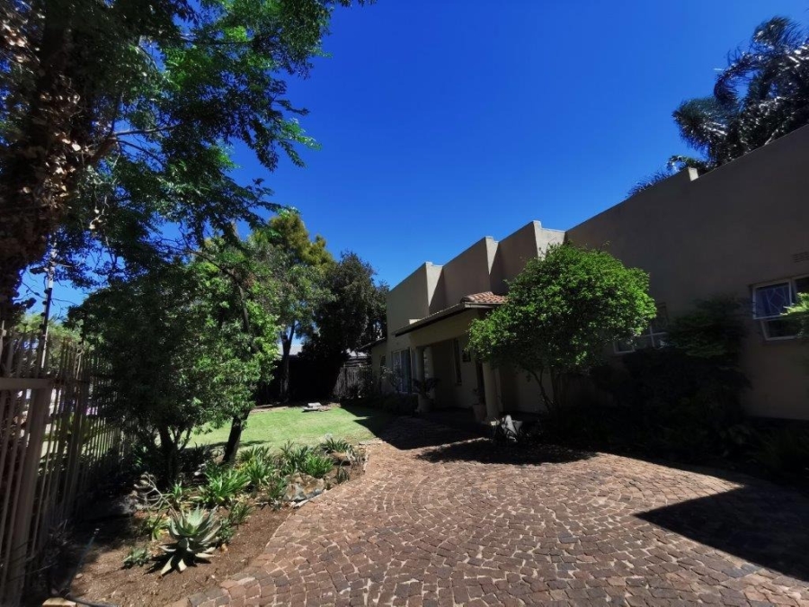 6 Bedroom Property for Sale in Brackenhurst Gauteng