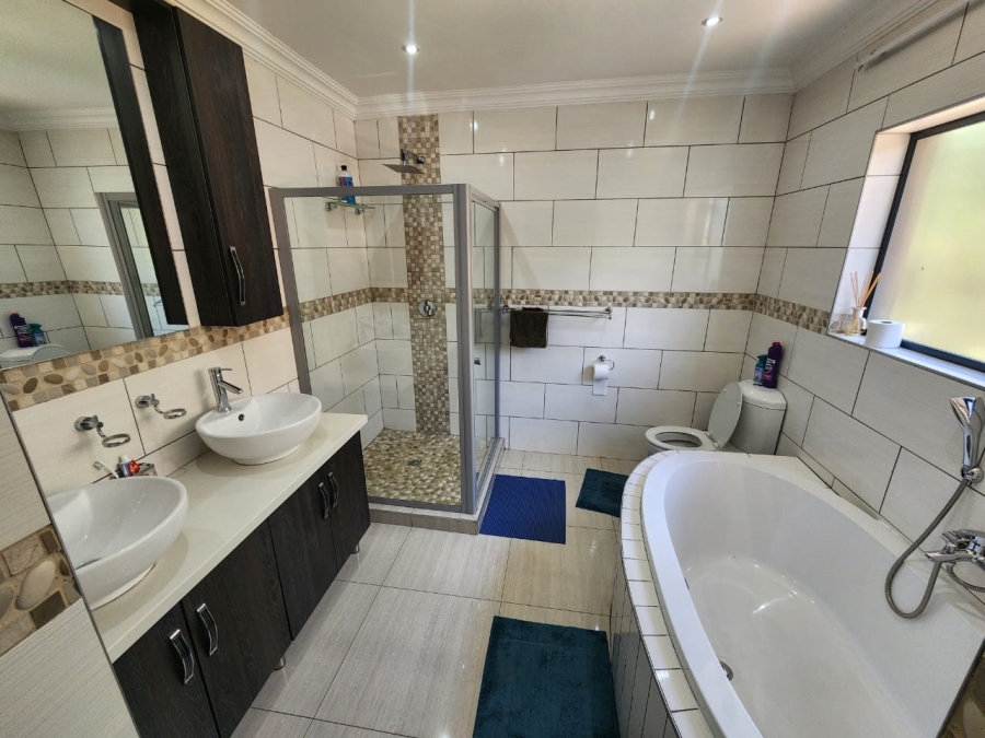 4 Bedroom Property for Sale in Magalieskruin Gauteng