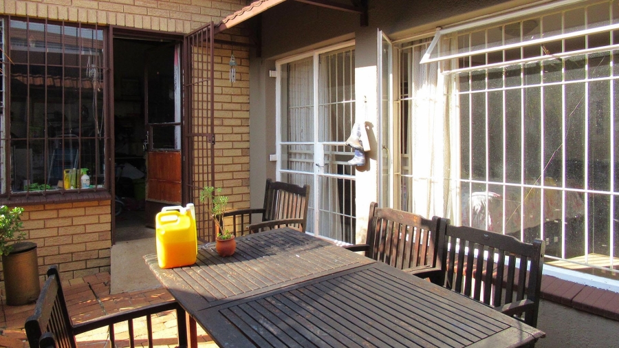 3 Bedroom Property for Sale in Fontainebleau Gauteng