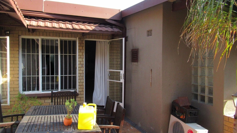 3 Bedroom Property for Sale in Fontainebleau Gauteng