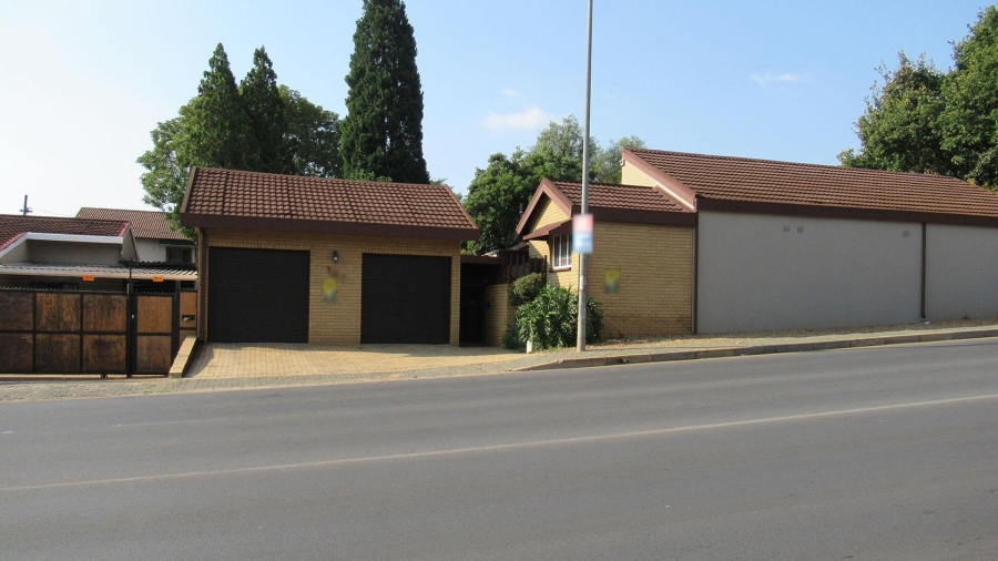 3 Bedroom Property for Sale in Fontainebleau Gauteng