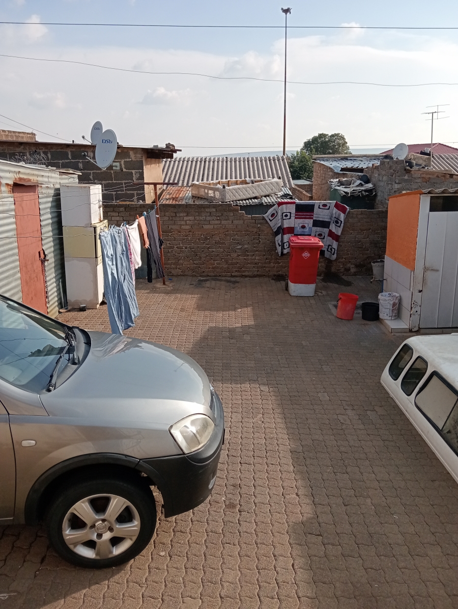 2 Bedroom Property for Sale in Chiawelo Gauteng