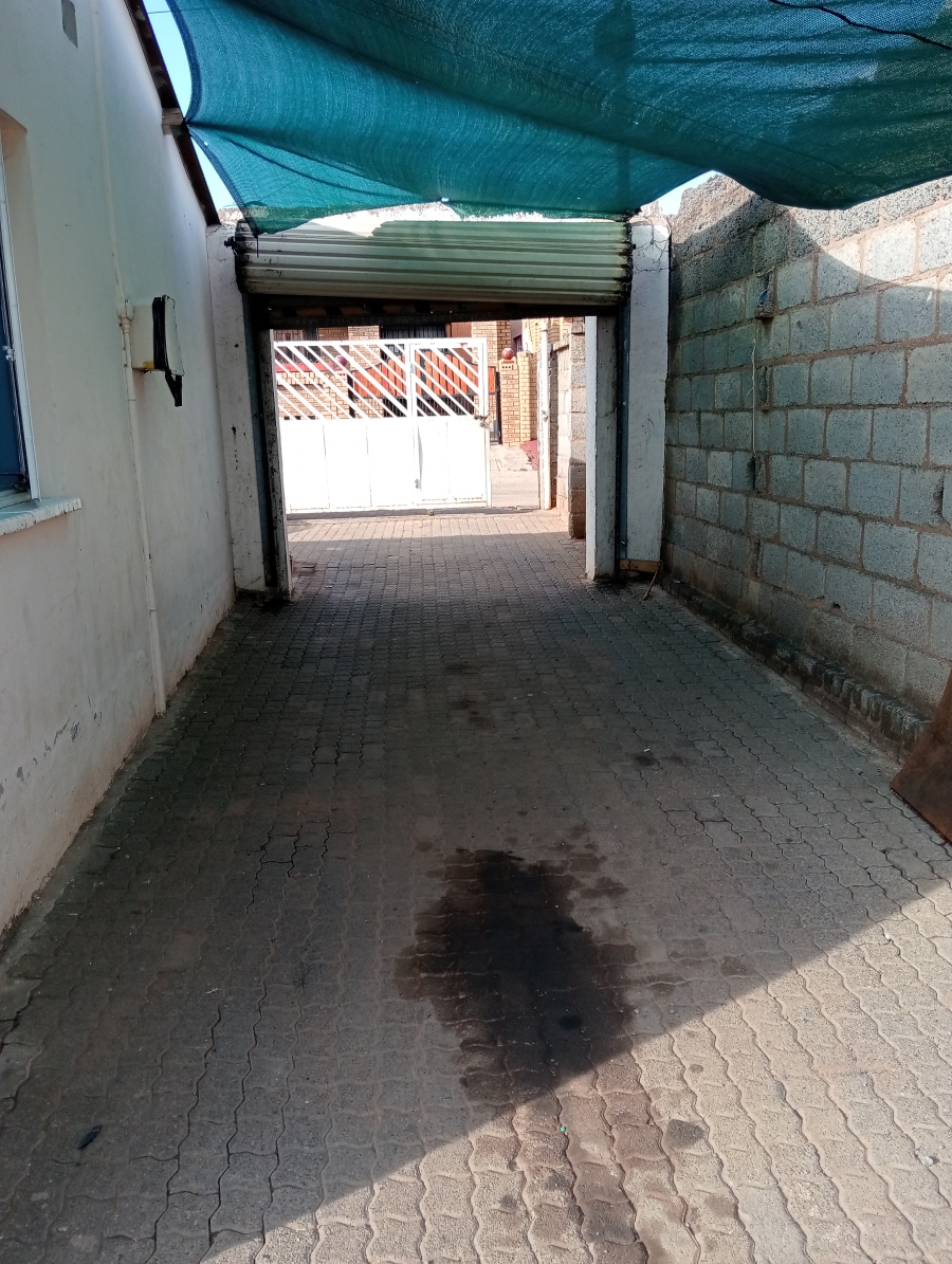 2 Bedroom Property for Sale in Chiawelo Gauteng