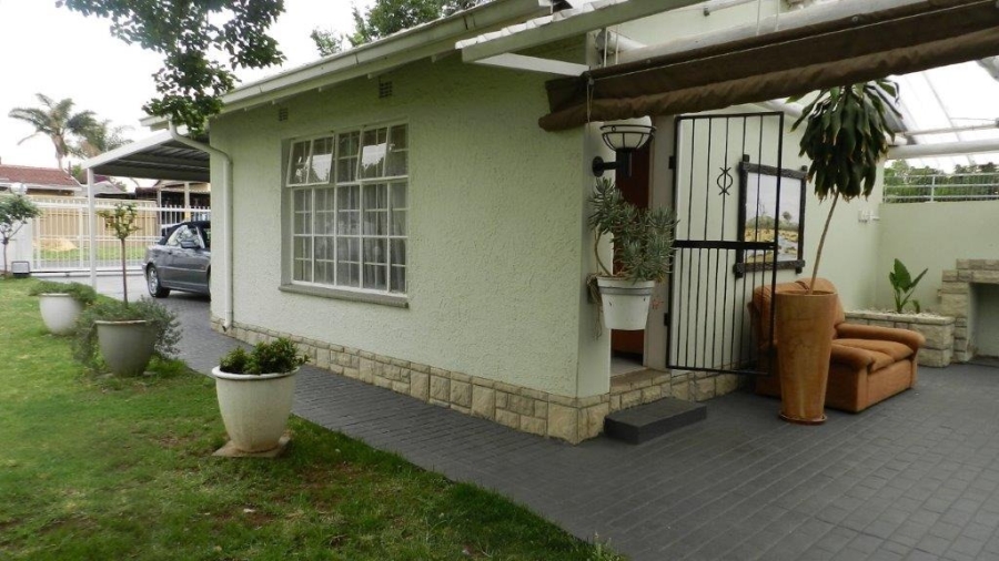 6 Bedroom Property for Sale in Brackendowns Gauteng