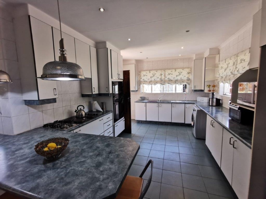 6 Bedroom Property for Sale in Brackendowns Gauteng