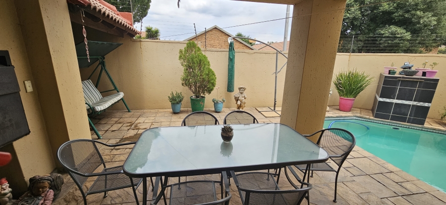 3 Bedroom Property for Sale in New Redruth Gauteng