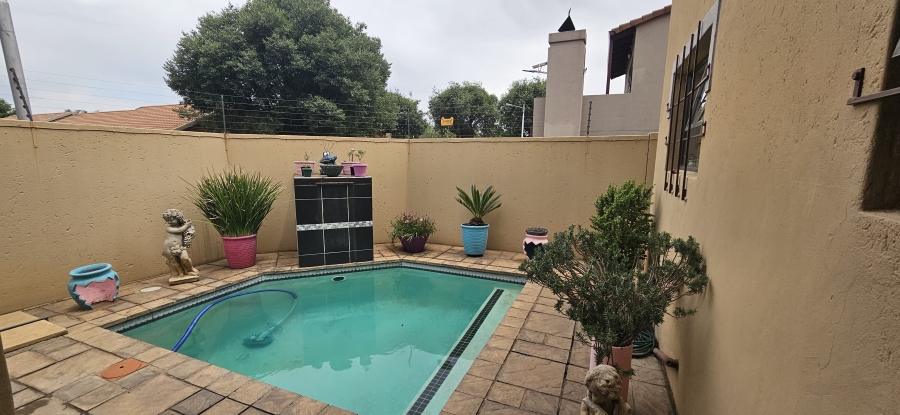 3 Bedroom Property for Sale in New Redruth Gauteng